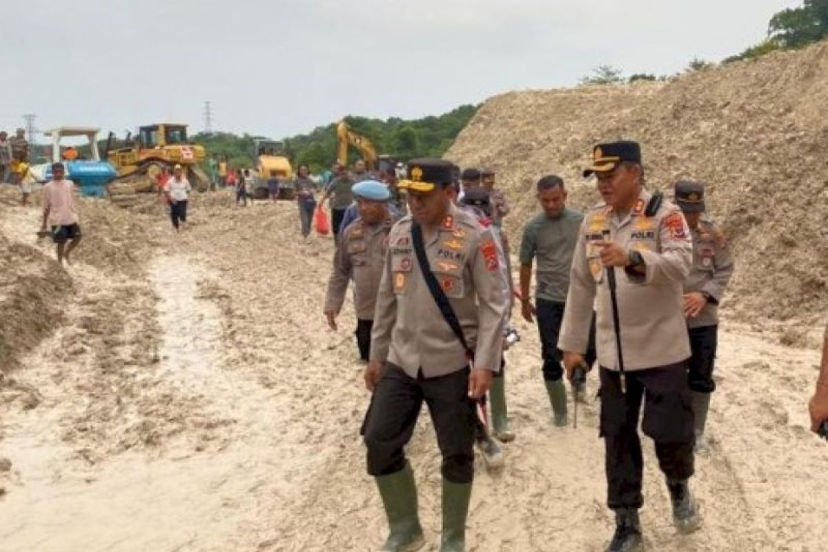 Kapolda NTT pantau bencana tanah longsor di Takari