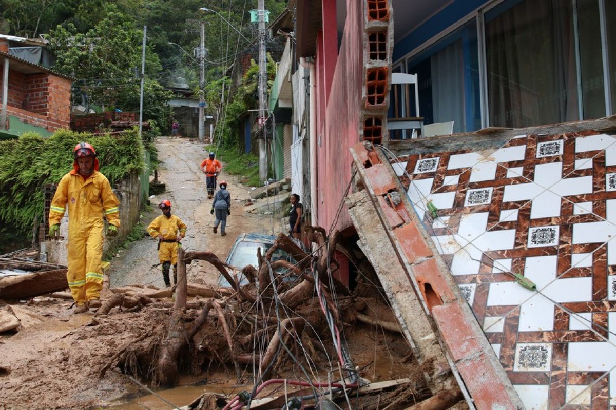 Brasil kerahkan kapal induk terbesar untuk bantu korban longsor