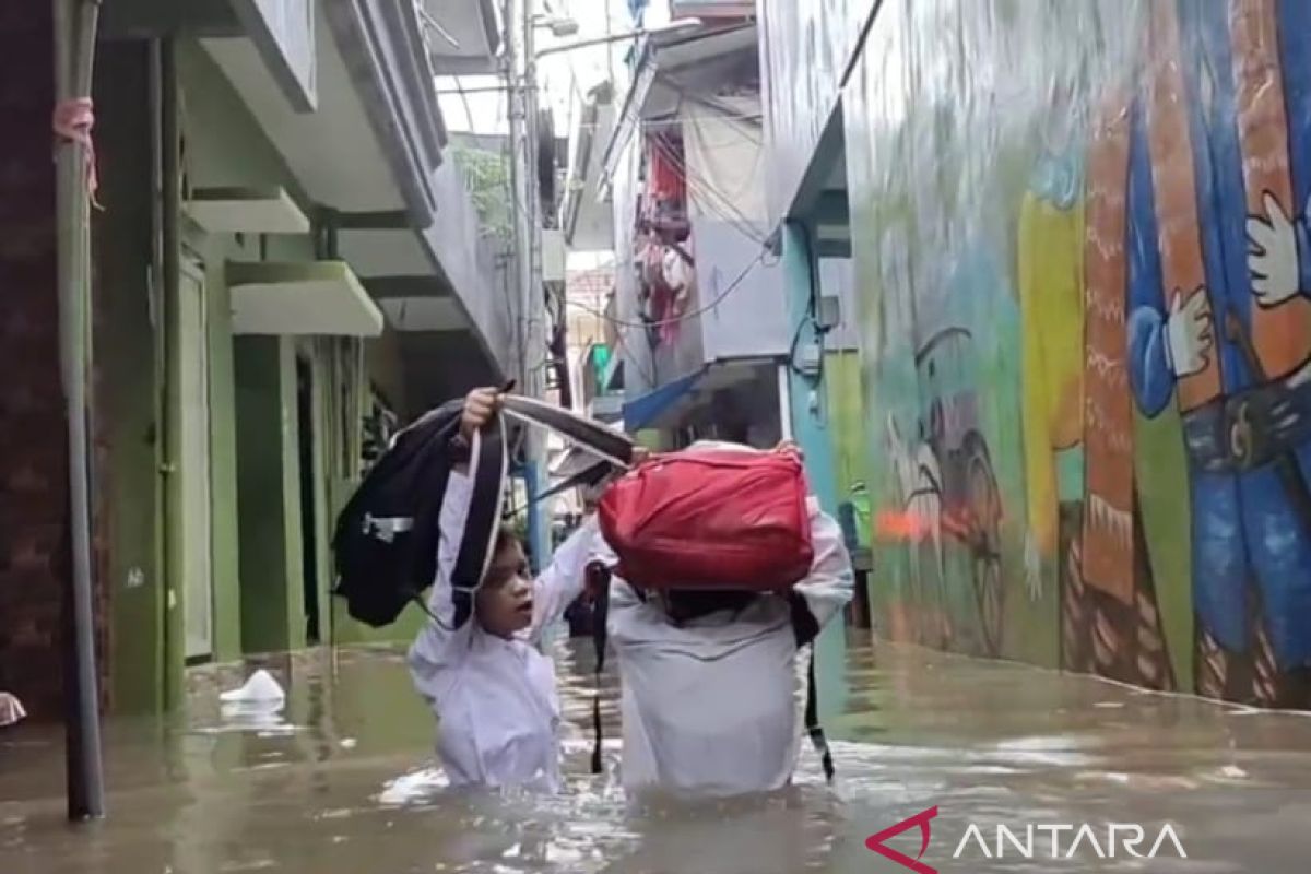 Warga Kebon Pala belum mengungsi meski banjir akibat luapan Ciliwung