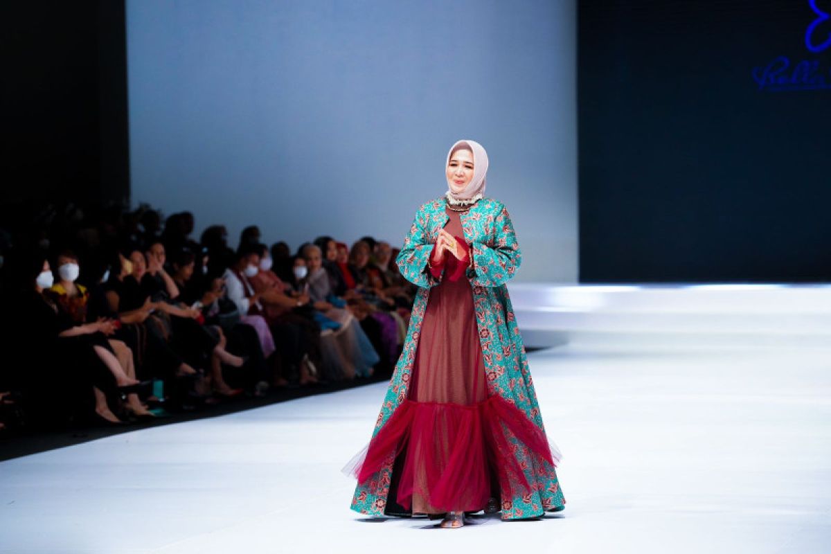 Istri Bupati Batanghari tampil di Indonesia fashion Week, promosikan batik khas Batanghari