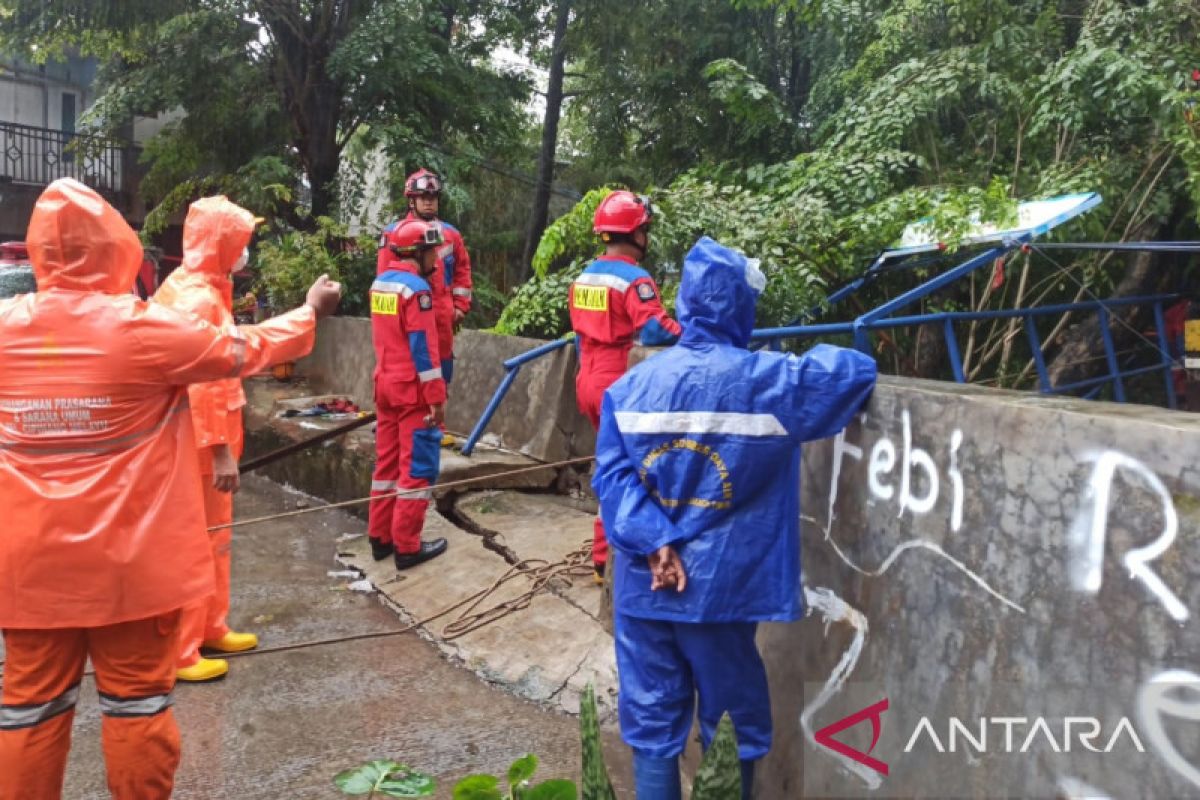 BPBD DKI evakuasi tujuh KK terdampak banjir di Kedaung Kaliangke