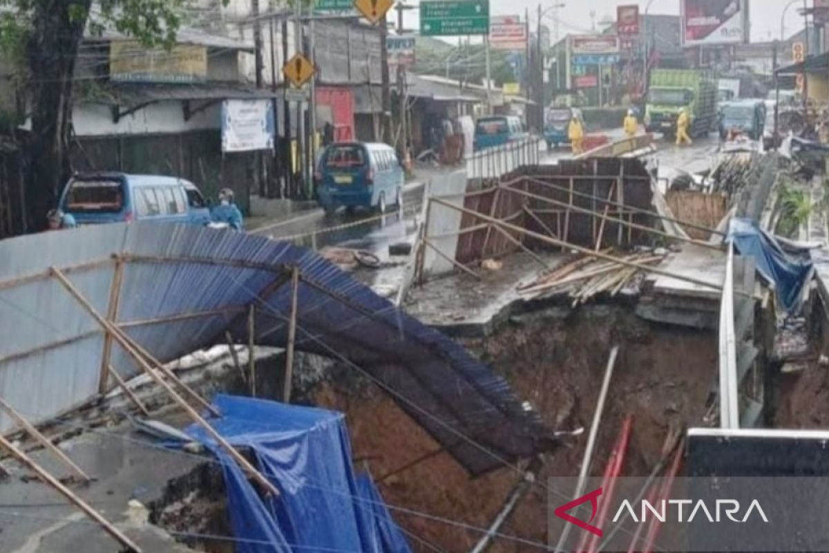 Jembatan Cikereteg Jalan Raya Bogor-Sukabumi kembali tergerus longsor