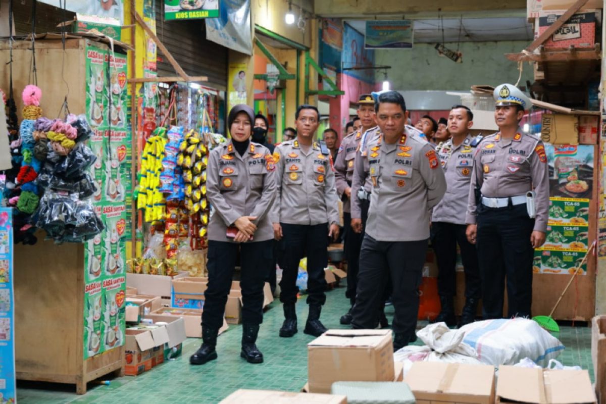 Kapolda DIY lakukan Jumat Curhat di Pasar Wates jaring keluhan