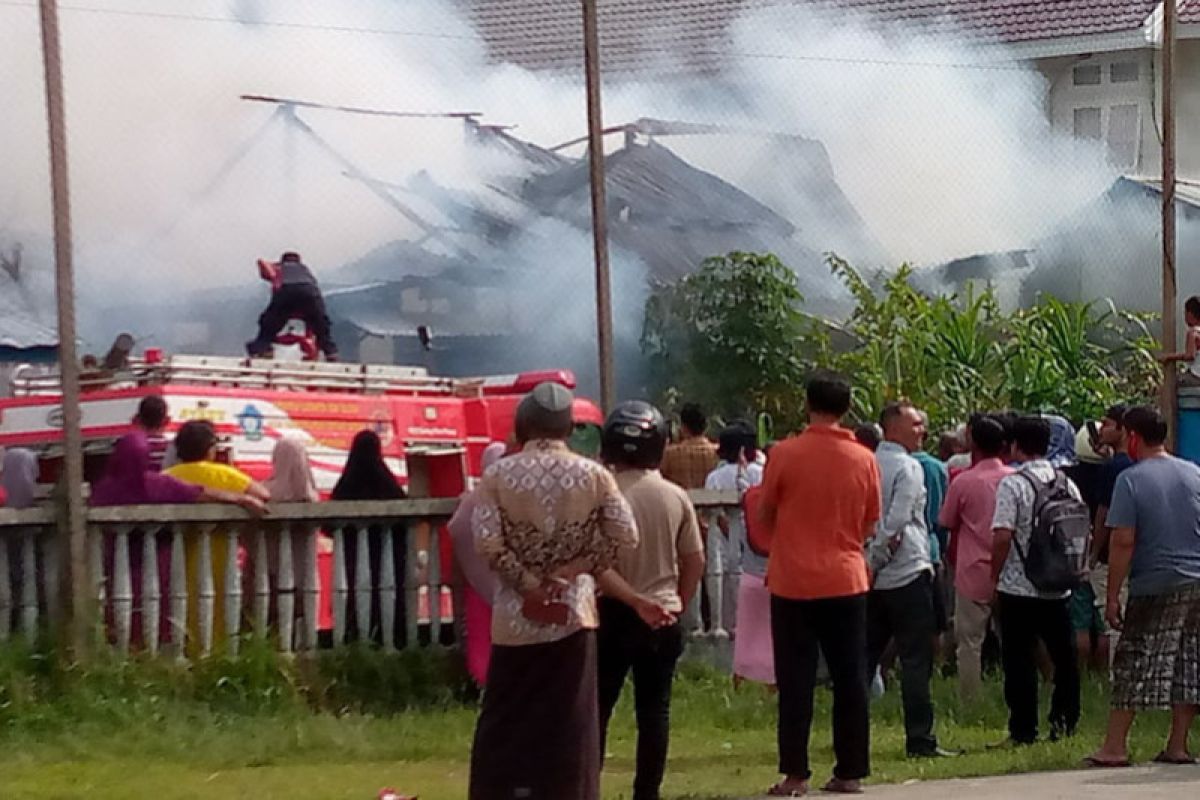 Dua rumah warga Tapaktuan hangus terbakar