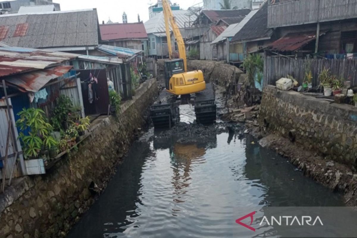 Kotabaru's PUPR dredging rivers to anticipate flooding