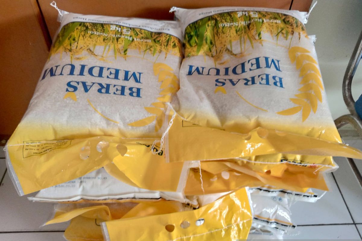 Tekan kenaikan harga, Bulog Belitung siapkan 500 ton beras medium