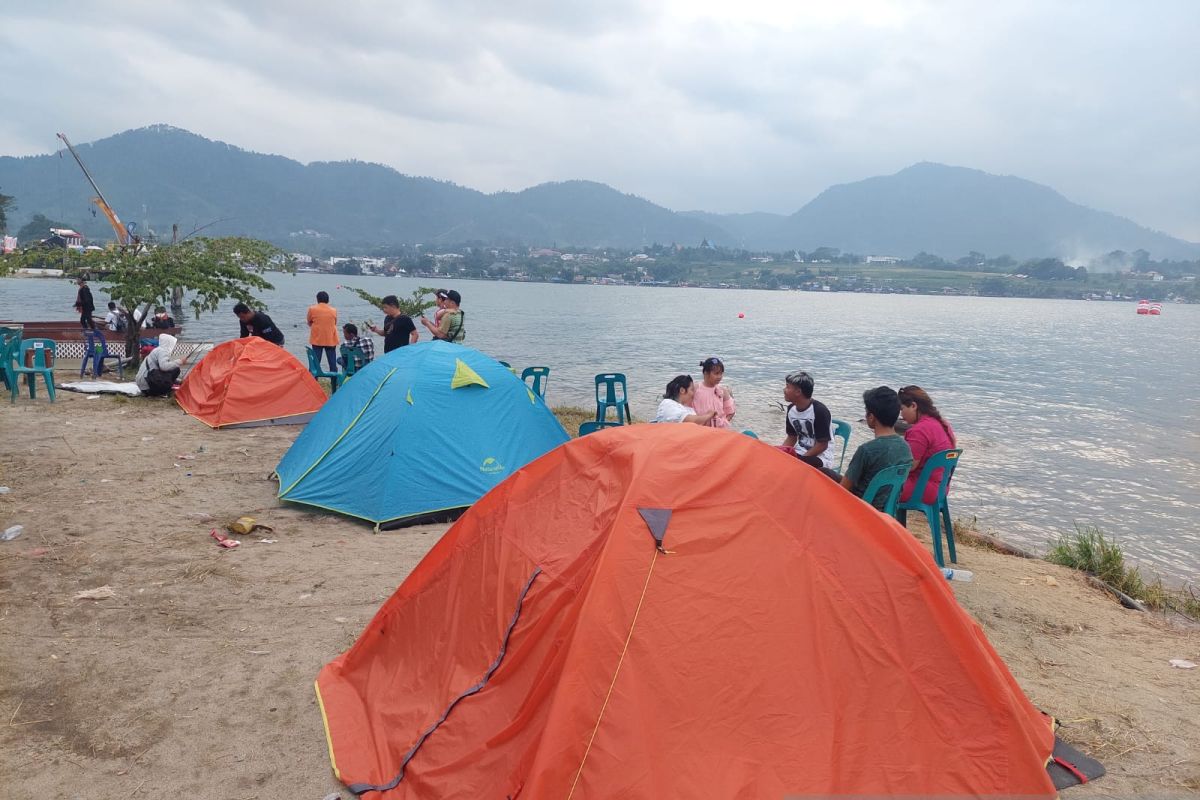 Berkemah di bibir pantai Danau Toba menjadi alternatif saksikan F1 Powerboat