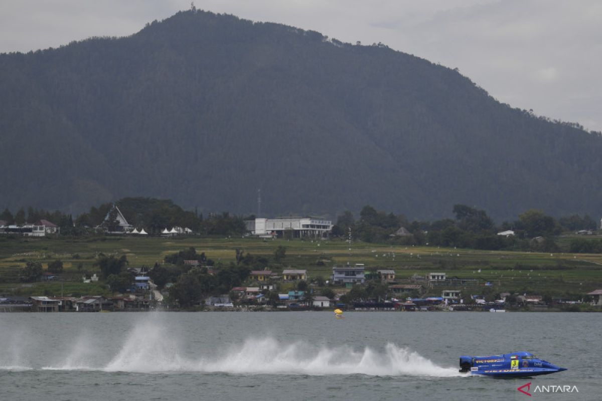 Pesawat terbang laut mendarat di Danau Toba