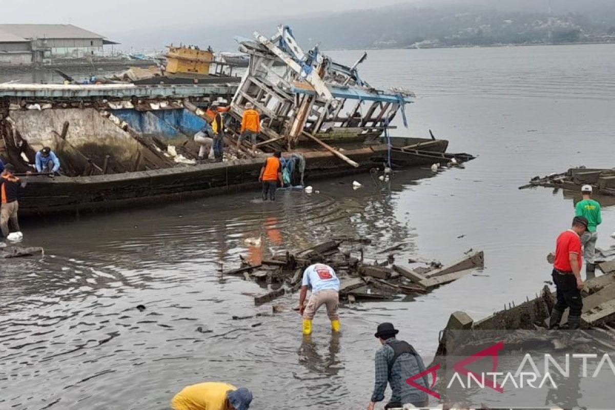 Pemkot kerahkan ASN untuk bersihkan bibir pantai Teluk Kendari