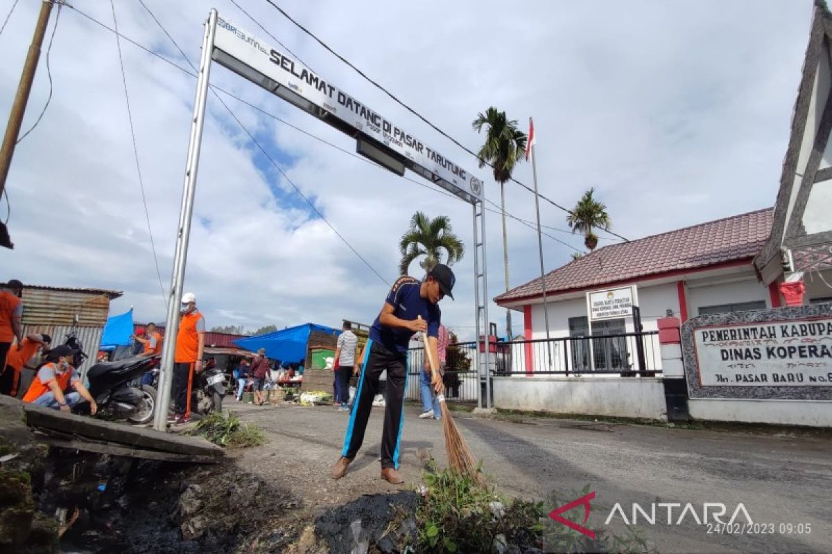 Rutan Tarutung gelar aksi peduli lingkungan bersihkan pasar Tarutung