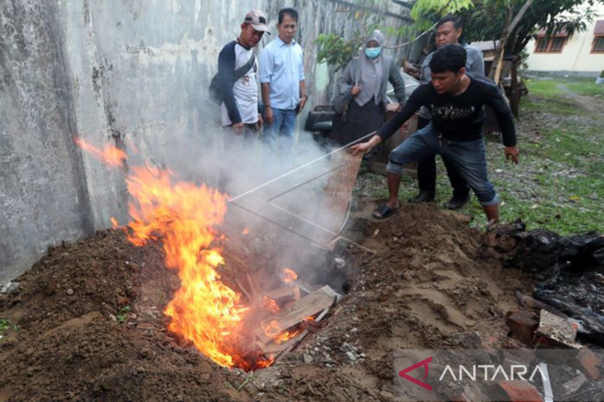 BKSDA musnahkan bangkai harimau yang mati diduga diracun di kebun warga Aceh Timur