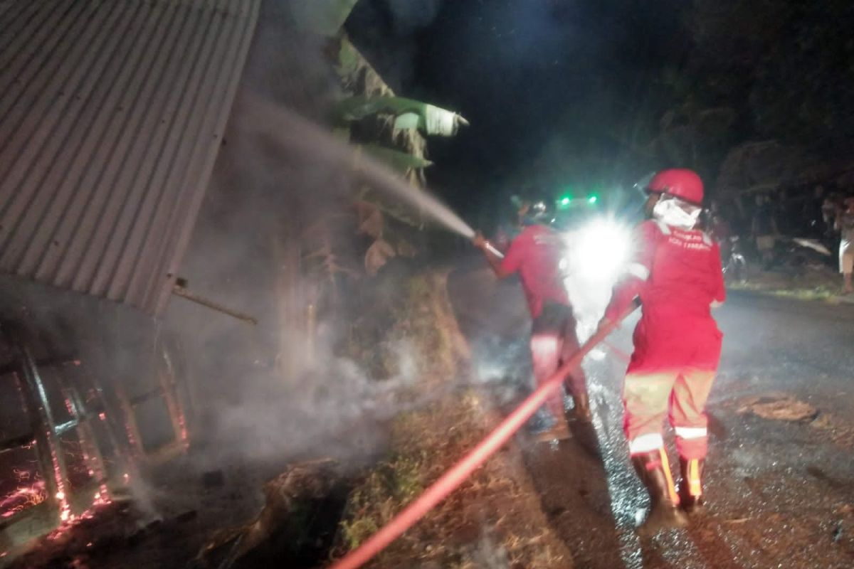 Kios dan becak motor warga Aceh Tamiang hangus terbakar