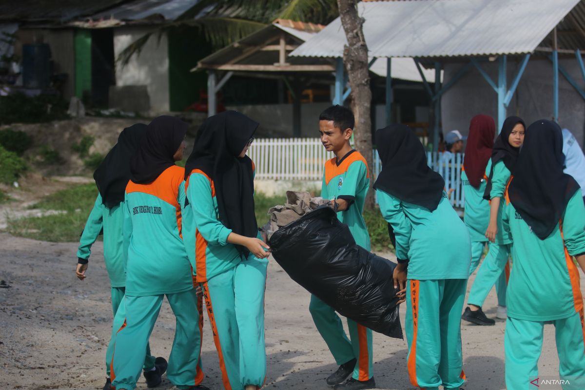 Peringati HPSN, pelajar Bangka Tengah pungut sampah serentak