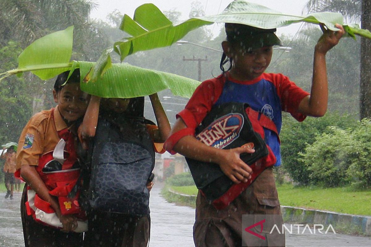 Hujan diprakirakan mengguyur sejumlah kota besar di Indonesia