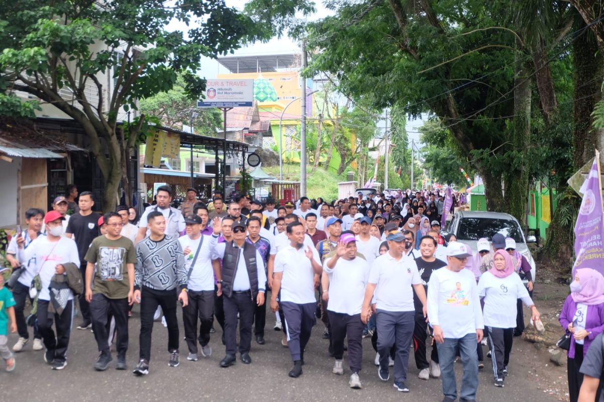 Gubernur Sulsel ikut jalan sehat bersama ribuan warga Enrekang