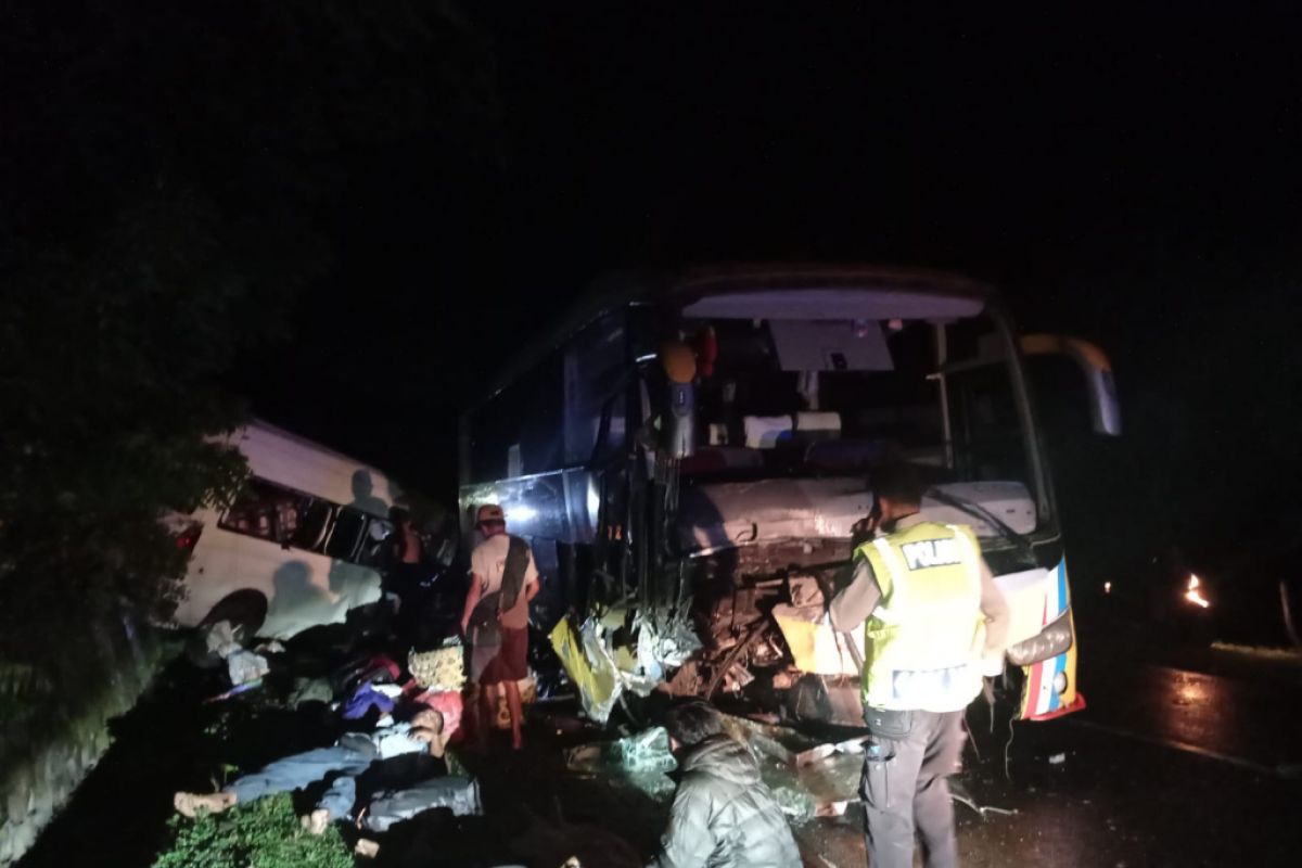 Tabrakan bus dengan minibus di NTB, enam penumpang orang tewas