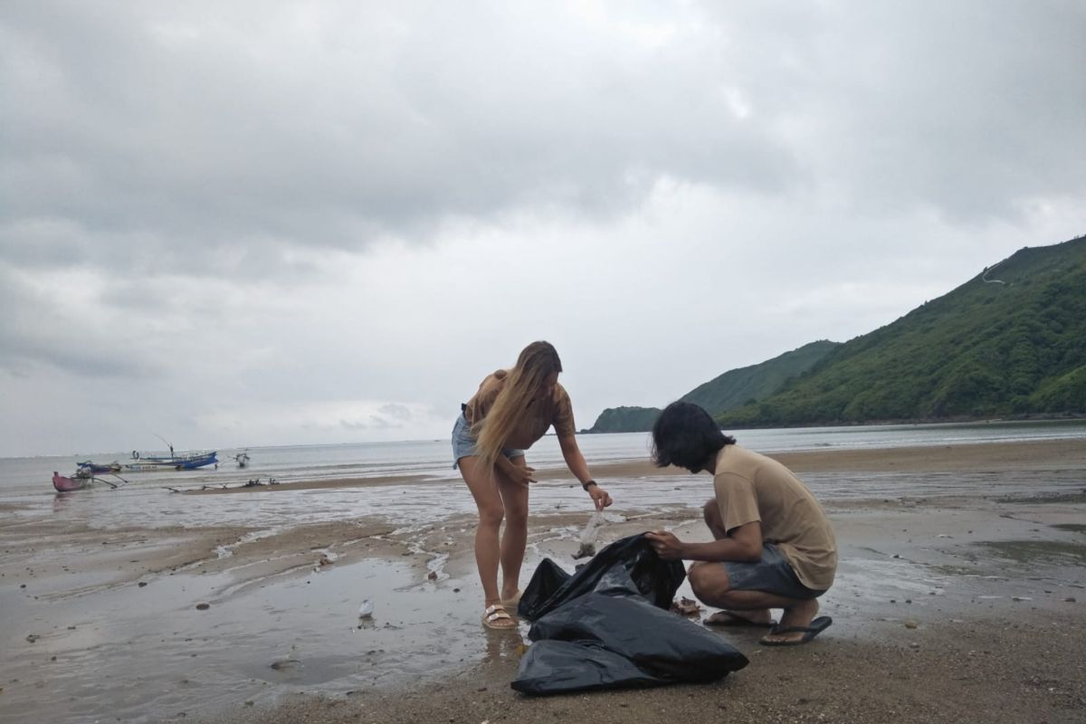 Warga Desa Kuta bersama WNA bersihkan sampah plastik di pantai jelang WSBK 2023