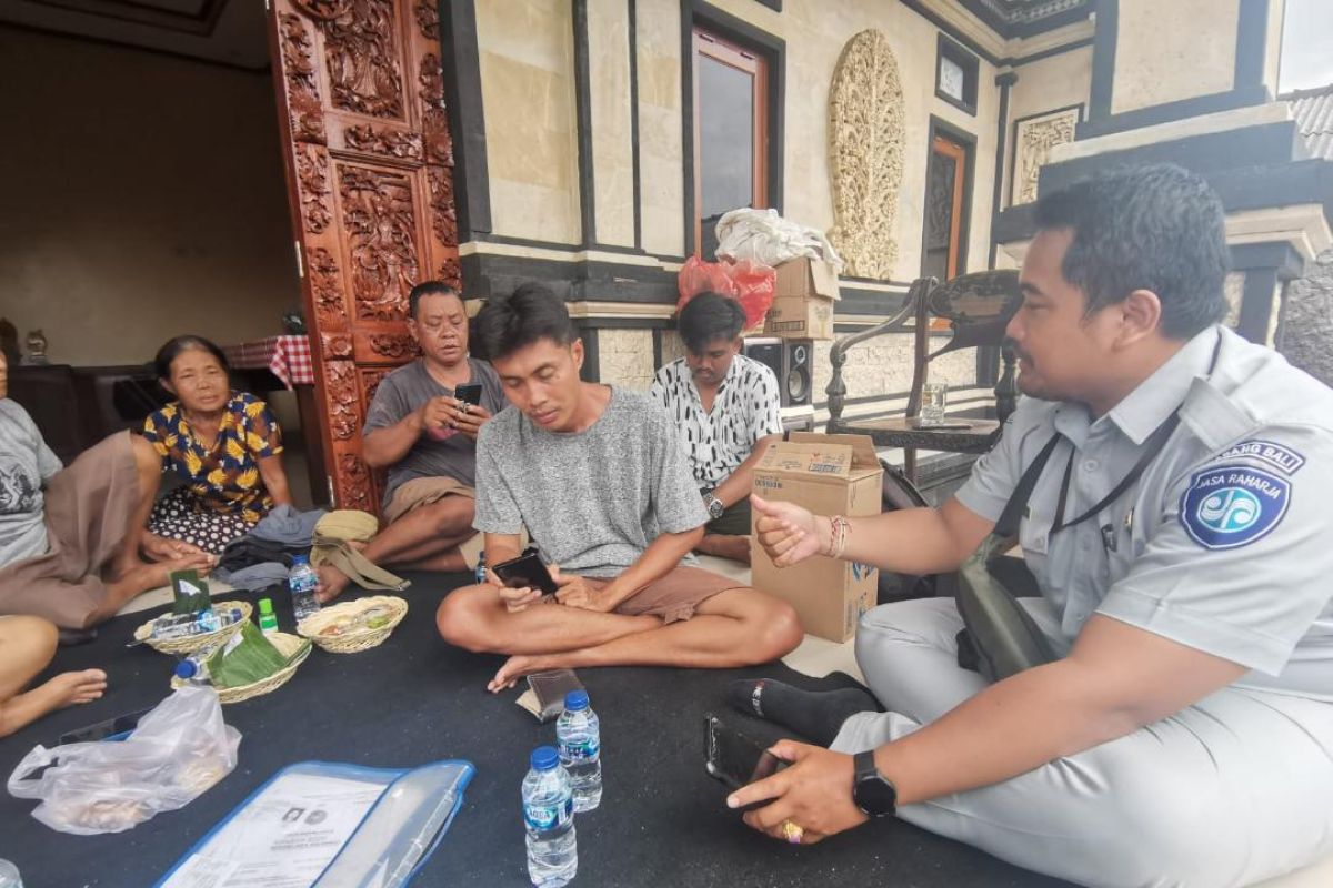 Jasa Raharja Bali berikan santunan korban kecelakaan di Sumbawa