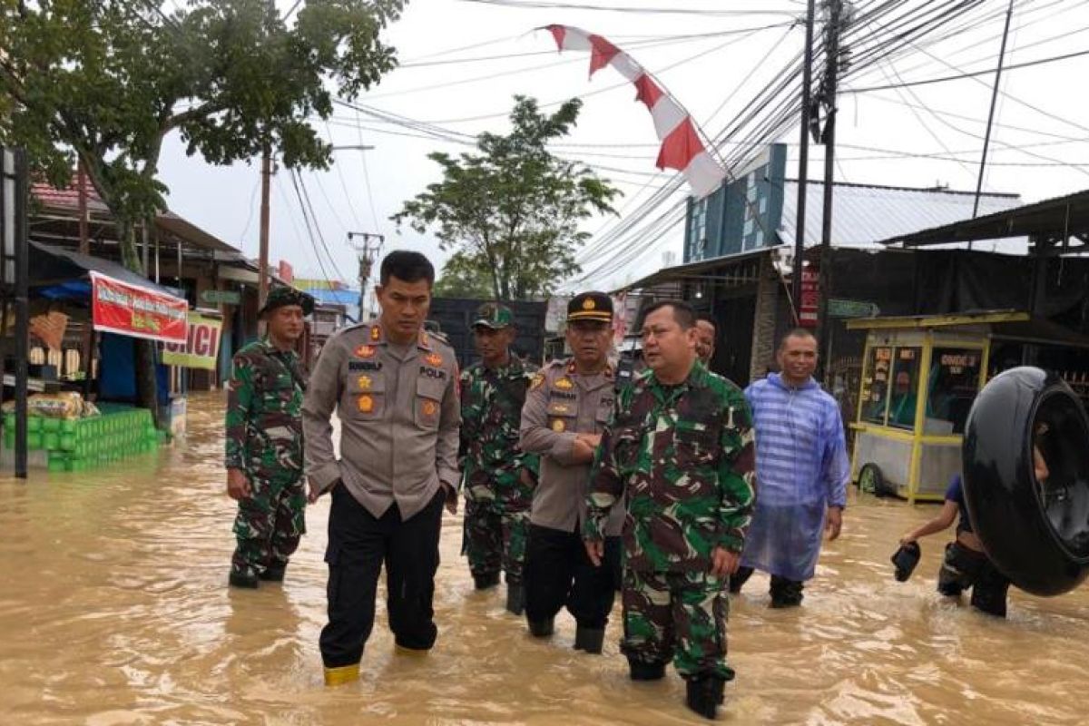 Kapolres dan Dandim 1003 HSS evakuasi warga terdampak banjir