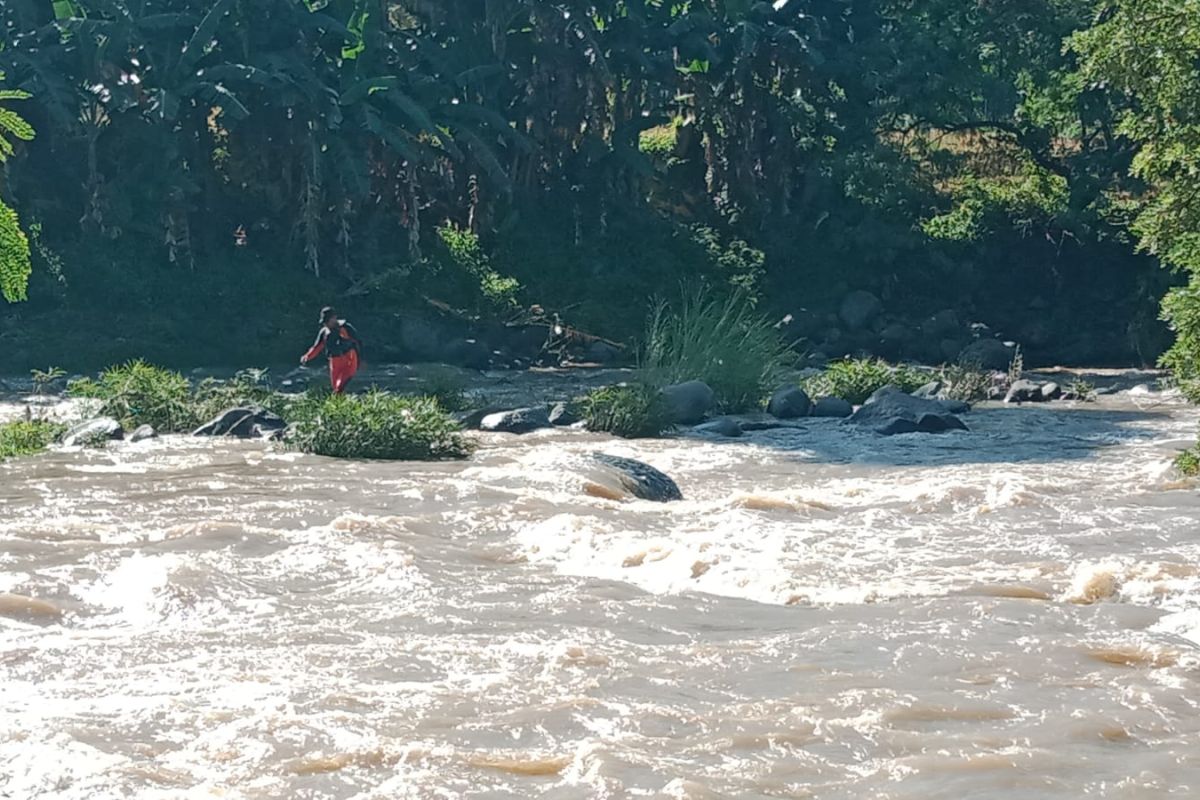 Ayah dan anak di Ende NTT hilang terseret banjir