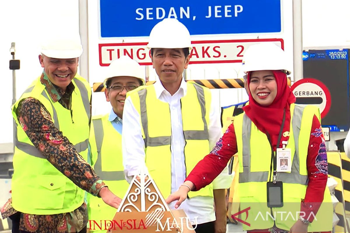 Jokowi: Tol Semarang-Demak percepat logistik dan jadi tanggul laut