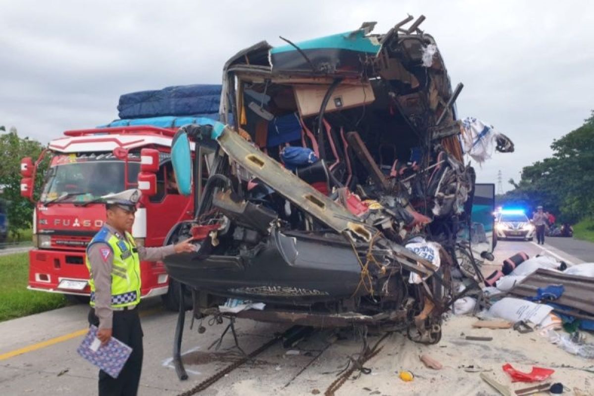 Polisi Cirebon tangani kecelakaan di jalan Tol Cipali 186 akibatkan lima tewas