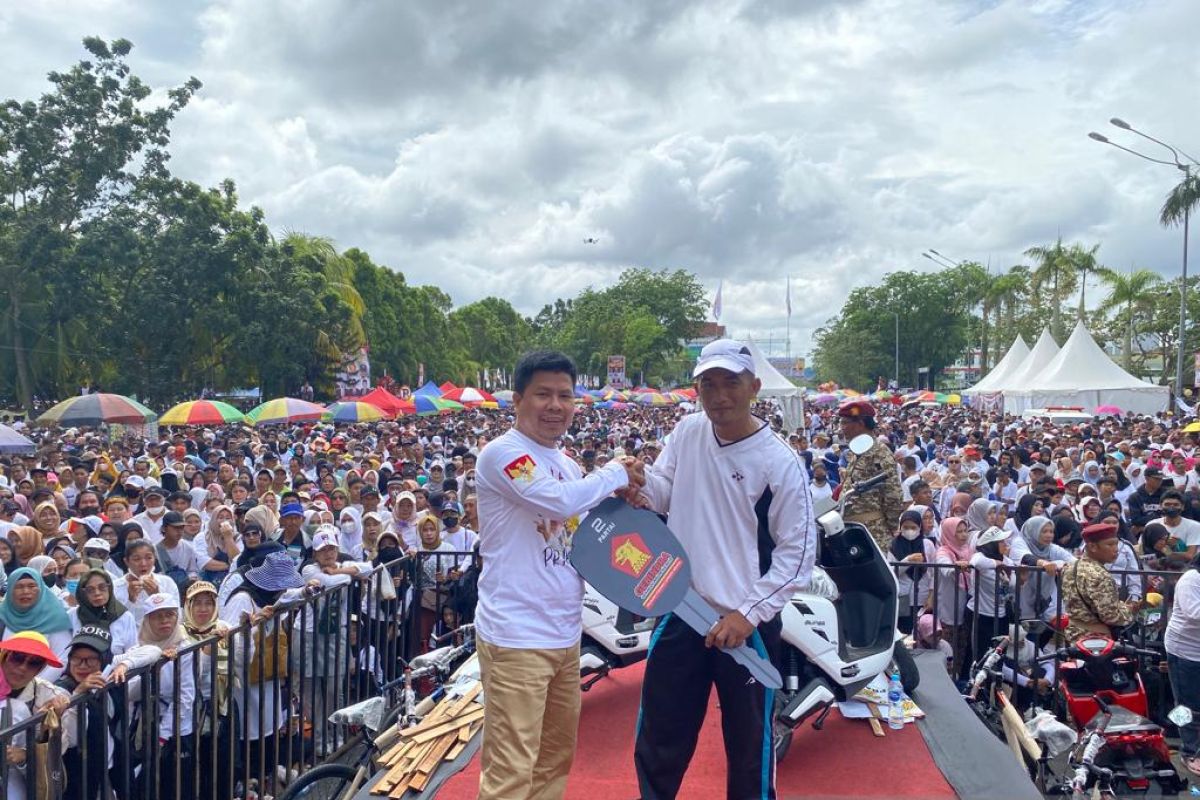 Bupati Sambas bersama ribuan peserta ikuti jalan sehat bersama Prabowo