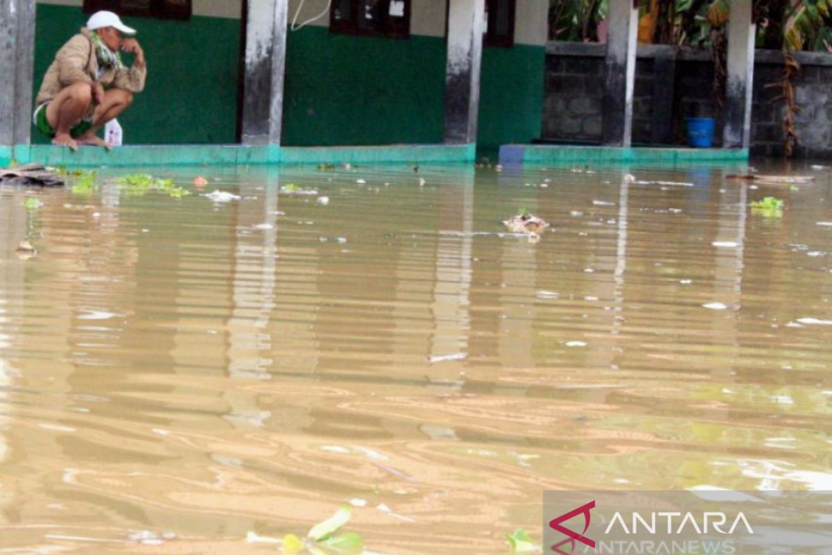 Banjir melanda sejumlah daerah di Karawang  akibat hujan deras