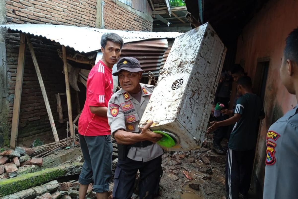 Polres Dompu bantu warga terdampak banjir