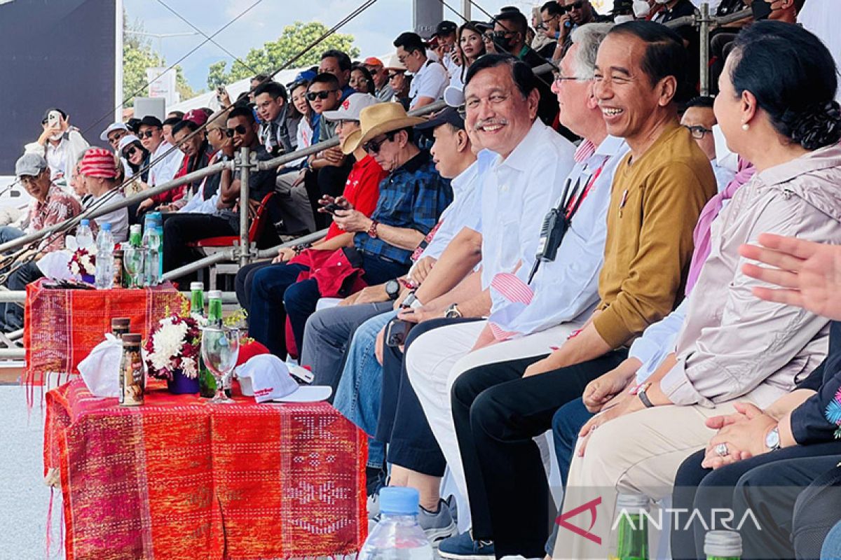 Presiden Jokowi saksikan F1 Powerboat Danau Toba dan favoritkan pebalap wanita