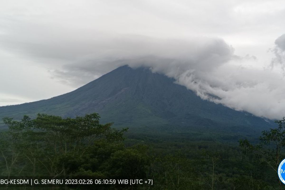 Gunung Semeru kembali erupsi disertai awan panas guguran pada Minggu