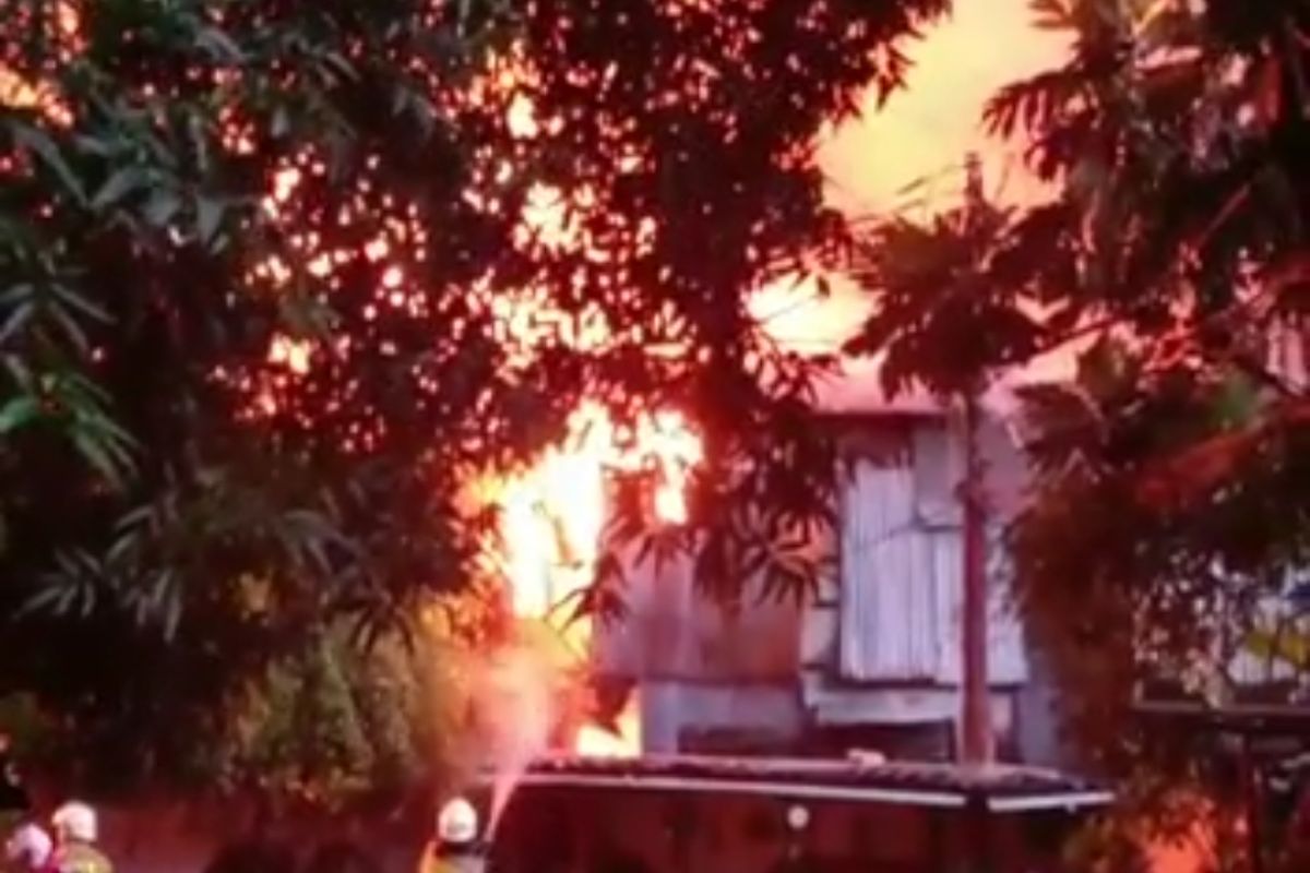 Gulkarmat terjunkan 21 mobil pemadam untuk kebakaran di Jakpus