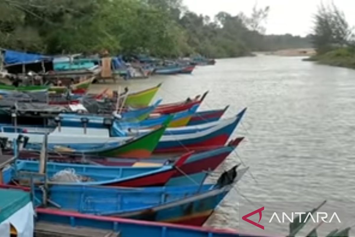 Pemkab Bangka Tengah keruk alur masuk dermaga nelayan