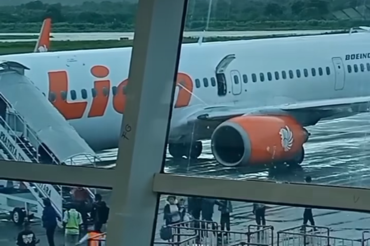 Pesawat batal terbang akibat pintu darurat dibuka penumpang di Bandara El Tari kupang