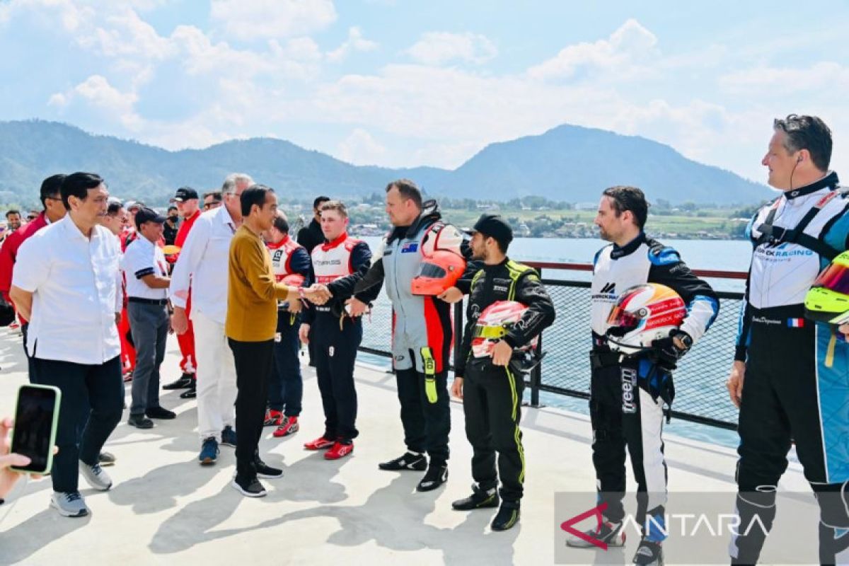President Jokowi at Lake Toba to watch F1 Powerboat race