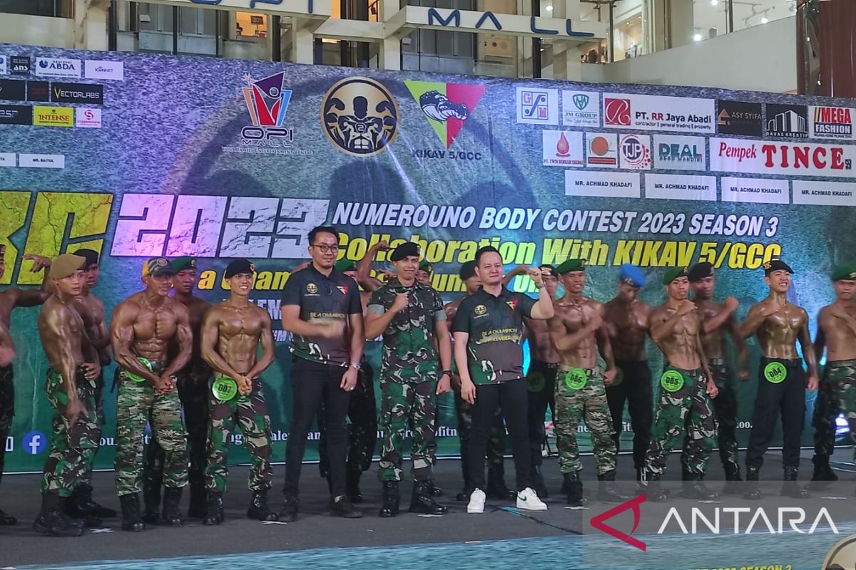 Prajurit TNI-Polri Palembang adu otot di panggung kontes binaraga
