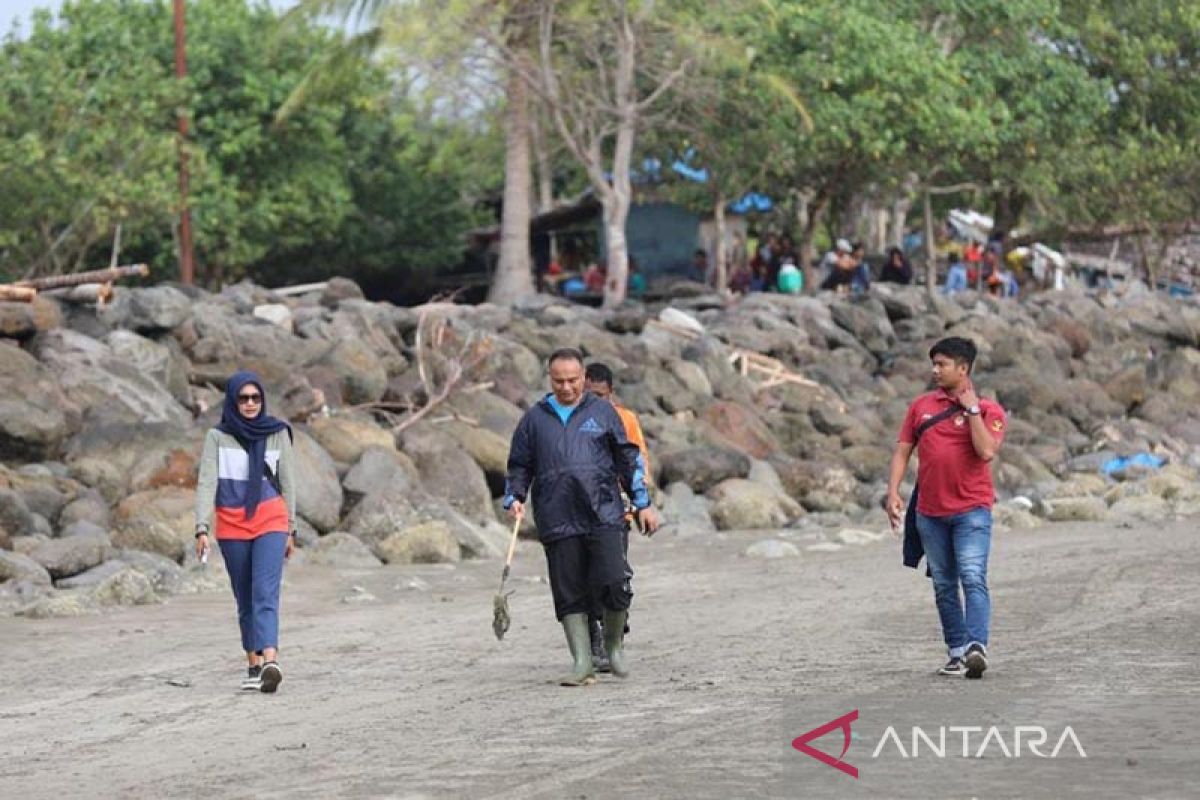 Masyarakat Lhokseumawe bersih-bersih pantai