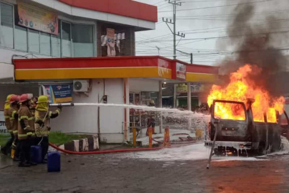 Minibus terbakar di SPBU Kota  Magelang