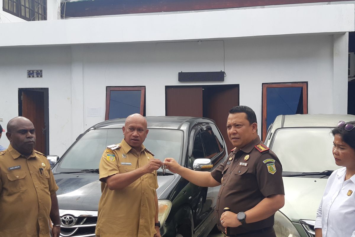 Kejaksaan Jayapura serahkan delapan unit mobil aset Pemkab Sarmi