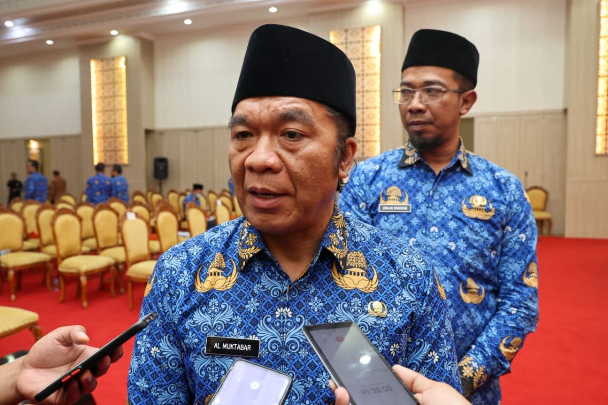 Pj Gubernur Banten Al Muktabar pastikan pasokan dan harga bahan pokok terkendali