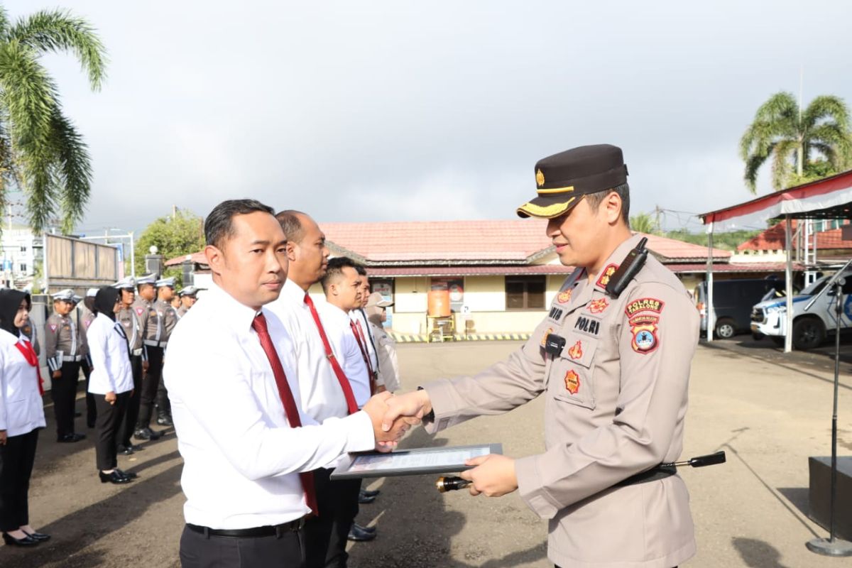 10 personil Polres Tabalong terima penghargaan