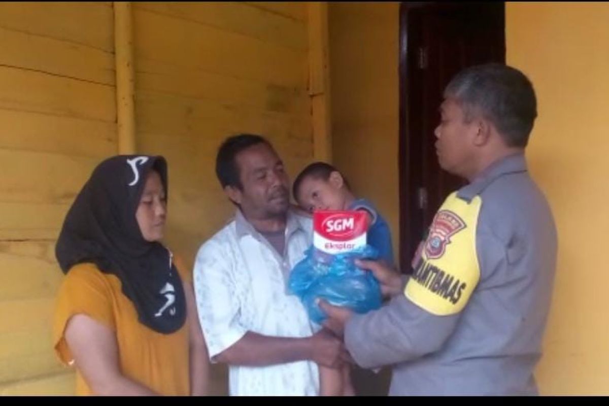 Polisi di Kota Padang Sidempuan bagikan susu formula