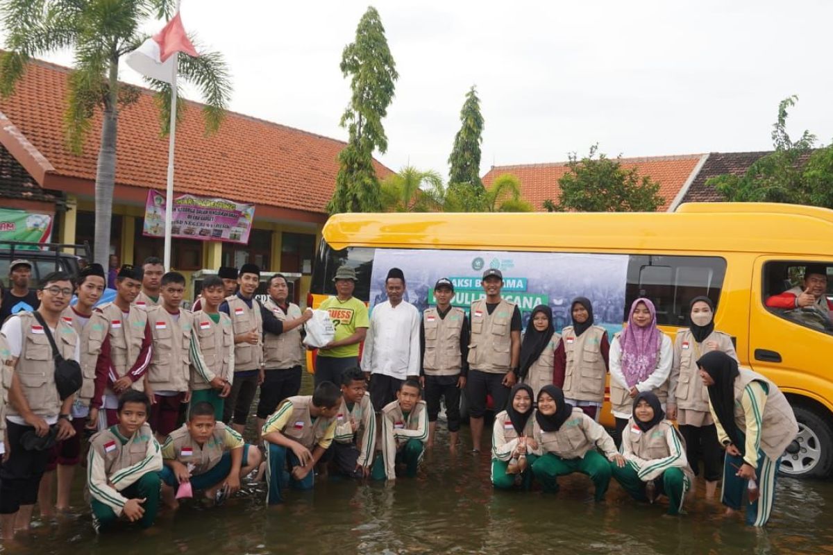 Wakil Ketua MPR ajak santri berbagi untuk korban banjir di Gresik