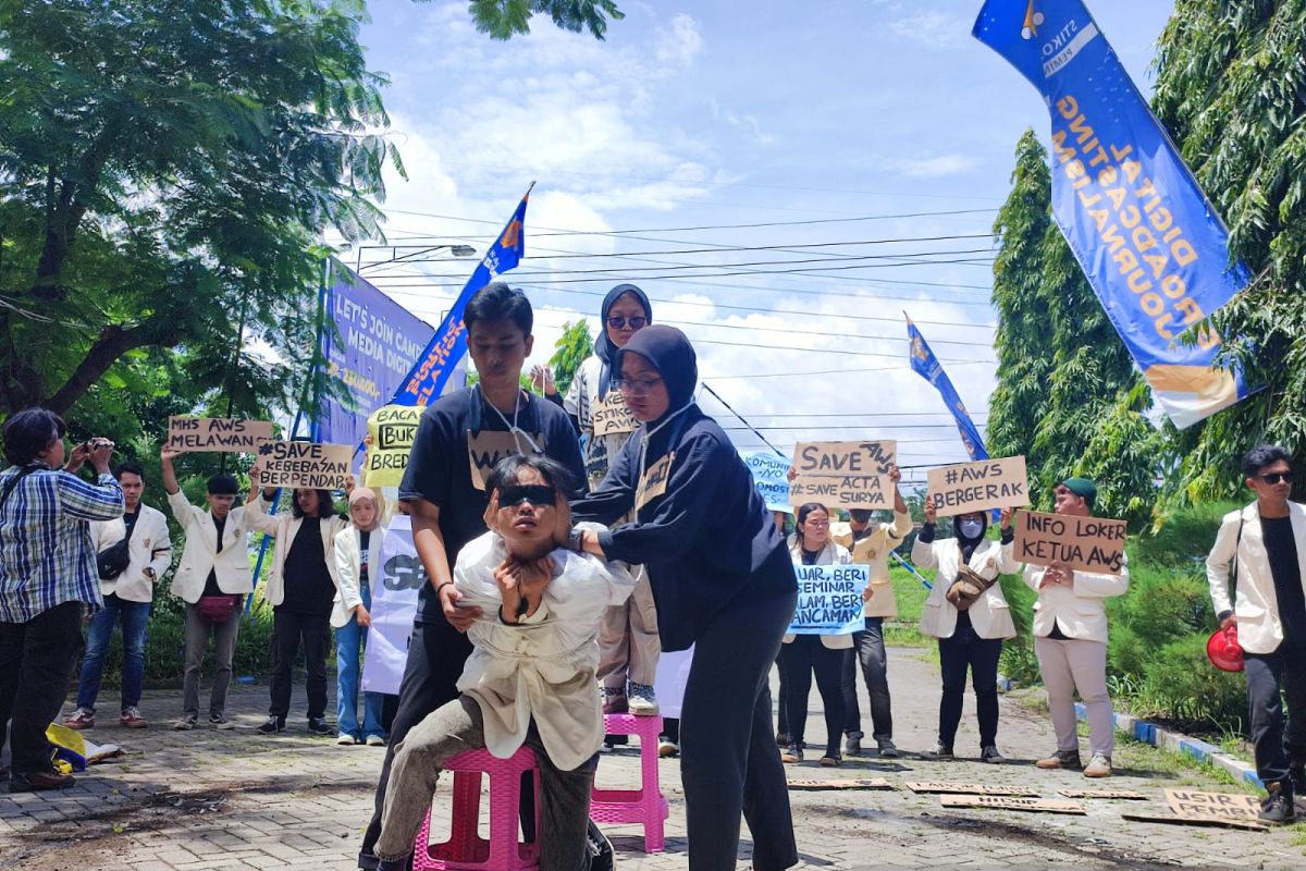 Mahasiswa gelar aksi teatrikal protes Ketua Stikosa-AWS