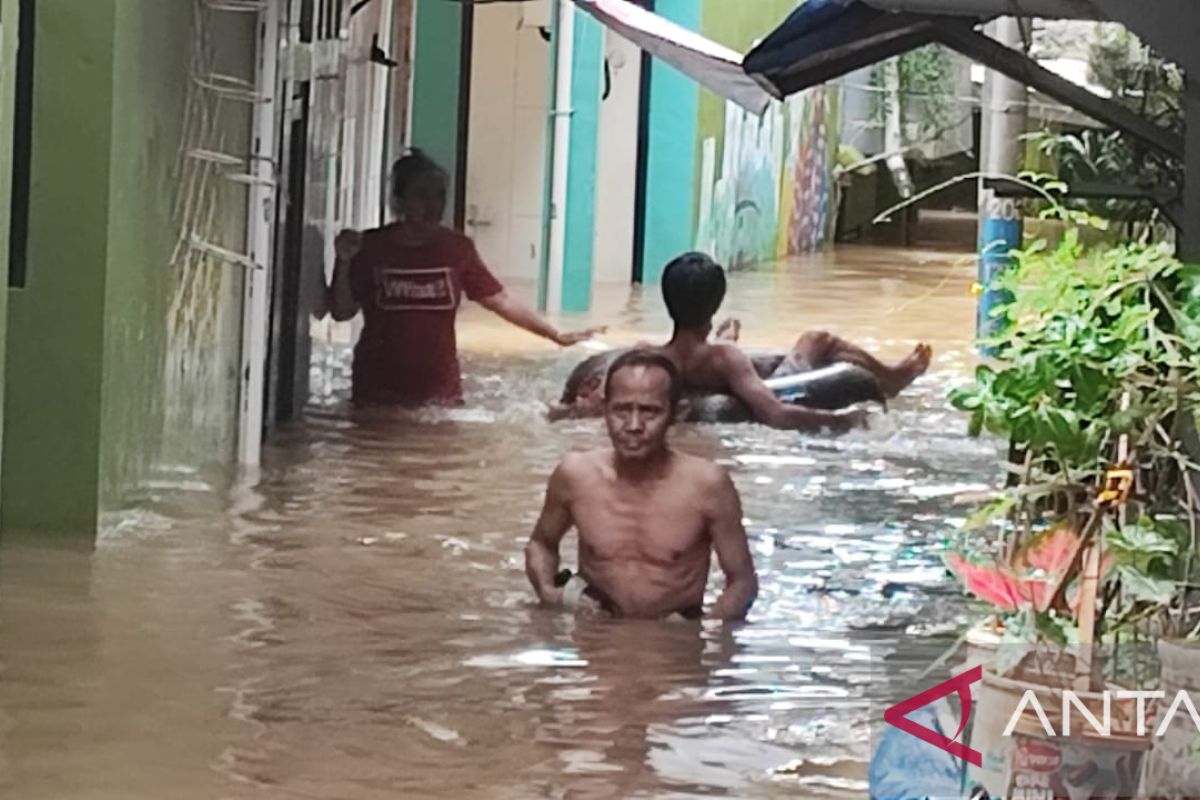 Luapan Kali Ciliwung rendam permukiman Kebon Pala Jaktim hingga 1,75 meter