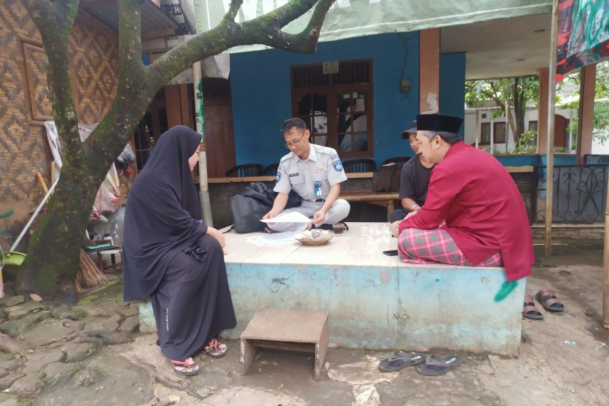 Kunjungan petugas Jasa Raharja Tangerang ke kediaman keluarga korban Lakalantas di Pamulang