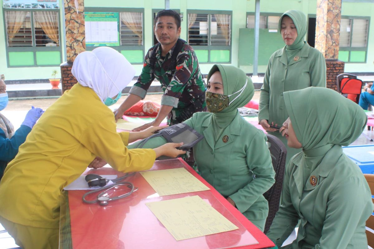 Persit KCK Kodim Buton menggelar donor darah peringati HUT ke-77