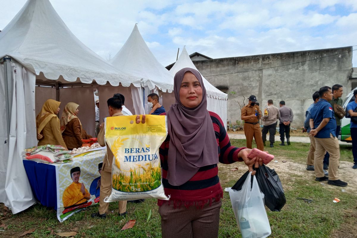 Minati telur, Ibu-ibu serbu pasar murah di Kampar