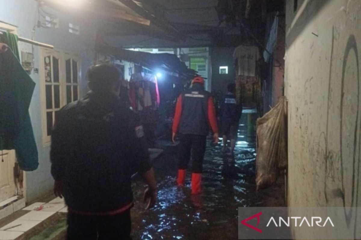 Kali Ciliwung meluap sebabkan banjir satu meter di Kampung Melayu