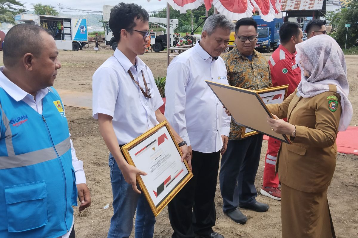 Pemprov Maluku serahkan penghargaan tiga perusahaan  pada peringatan bulan K3